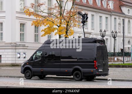 Volkstrauertag mit der Staatsspitze an der Neuen Wache Berlin Volkstrauertag an der Neuen Wache Berlin - Kranzniederlegung für die Opfer von Krieg und Gewaltherrschaft am 17. November 2024 Sicherheit, Polizei, Fahrzeug zur Drohnenabwehr Berlin Berlin Deutschland *** Gedenktag mit dem Staatschef beim Neuen Wache Berlin Gedenktag bei der Neuen Wache Berlin Wreath-Zeremonie für die Opfer von Krieg und Tyrannei am 17. November 2024 Sicherheit, Polizei, Drohnenverteidigungsfahrzeug Berlin Berlin GER Stockfoto