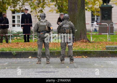 Volkstrauertag mit der Staatsspitze an der Neuen Wache Berlin Volkstrauertag an der Neuen Wache Berlin - Kranzniederlegung für die Opfer von Krieg und Gewaltherrschaft am 17. November 2024 Sicherheit, Polizei, Spezialkräfte Berlin Berlin GER *** Gedenktag mit dem Staatsoberhaupt beim Neuen Wache Berlin Gedenktag bei der Neuen Wache Berlin Wreath-Zeremonie für die Opfer von Krieg und Tyrannei am 17. November 2024 Sicherheit, Polizei, Spezialkräfte Berlin GER Stockfoto