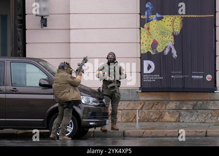 Volkstrauertag mit der Staatsspitze an der Neuen Wache Berlin Volkstrauertag an der Neuen Wache Berlin - Kranzniederlegung für die Opfer von Krieg und Gewaltherrschaft am 17. November 2024 Sicherheit, Polizei, Spezialkräfte Berlin Berlin GER *** Gedenktag mit dem Staatsoberhaupt beim Neuen Wache Berlin Gedenktag bei der Neuen Wache Berlin Wreath-Zeremonie für die Opfer von Krieg und Tyrannei am 17. November 2024 Sicherheit, Polizei, Spezialkräfte Berlin GER Stockfoto