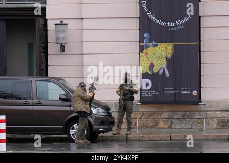 Volkstrauertag mit der Staatsspitze an der Neuen Wache Berlin Volkstrauertag an der Neuen Wache Berlin - Kranzniederlegung für die Opfer von Krieg und Gewaltherrschaft am 17. November 2024 Sicherheit, Polizei, Spezialkräfte Berlin Berlin GER *** Gedenktag mit dem Staatsoberhaupt beim Neuen Wache Berlin Gedenktag bei der Neuen Wache Berlin Wreath-Zeremonie für die Opfer von Krieg und Tyrannei am 17. November 2024 Sicherheit, Polizei, Spezialkräfte Berlin GER Stockfoto