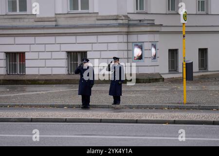 Volkstrauertag mit der Staatsspitze an der Neuen Wache Berlin Volkstrauertag an der Neuen Wache Berlin - Kranzniederlegung für die Opfer von Krieg und Gewaltherrschaft am 17. November 2024 Salutierende Soldaten der Bundeswehr Berlin Berlin GER *** Gedenktag mit dem Staatsoberhaupt beim Neuen Wache Berlin Gedenktag bei der Neuen Wache Berlin Wreath-Zeremonie für die Opfer von Krieg und Tyrannei am 17. November 2024 salutierten Soldaten der Bundeswehr Berlin GER Stockfoto