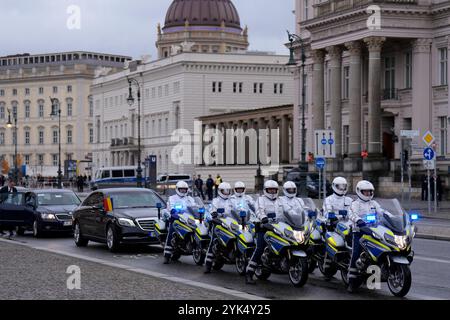 Volkstrauertag mit der Staatsspitze an der Neuen Wache Berlin Volkstrauertag an der Neuen Wache Berlin - Kranzniederlegung für die Opfer von Krieg und Gewaltherrschaft am 17. November 2024 Abfahrt Staatspräsident Rumänien Klaus Iohannis Berlin Berlin GER *** Gedenktag mit dem Staatschef beim Neuen Wache Berlin Gedenktag bei der Neuen Wache Berlin Wreath-Zeremonie für die Opfer von Krieg und Tyrannei am 17. November 2024 Abreisepräsident Rumäniens Klaus Iohannis Berlin Berlin GER Stockfoto