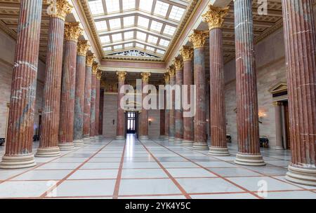 WIEN, ÖSTERREICH - 29. AUGUST 2024: Der Säulensaal des österreichischen Parlamentsgebäudes. Hinter dem Eingangsatrium befinden sich 24 korinthische Säulen. Stockfoto