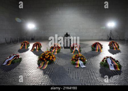 Volkstrauertag mit der Staatsspitze an der Neuen Wache Berlin Volkstrauertag an der Neuen Wache Berlin - Kranzniederlegung für die Opfer von Krieg und Gewaltherrschaft am 17. November 2024 Kränze in der Neuen Wache Berlin Berlin GER *** Gedenktag mit dem Staatsoberhaupt beim Neuen Wache Berlin Gedenktag bei der Neuen Wache Berlin Wreath-Zeremonie für die Opfer von Krieg und Tyrannei am 17. November 2024 Kränze in der Neuen Wache Berlin GER Stockfoto