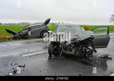 Geringswalde - Frontalunfall Autos stoßen auf B175 zusammen - zwei Verletzte 14.11.2024 gegen 13,15 Uhr B175, zwischen B176 und Geringswalde zu einem schweren Unfall kam es am Donnerstagmittag auf der B175 zwischen Hartha und Geringswalde. Nach ersten Angaben der Polizei kam es gegen 13,15 Uhr zwischen der B176 bei Hartha und Altgeringswalde zu einem Frontalzusammenstoß zwischen einem VW und einem Audi. Dabei war der Audi nach dem Zusammenprall in den Straßengraben geschleudert. Beide Autofahrer eine Frau, ein Mann wurden bei dem Zusammenstoß schwer verletzt und kamen in einem Krankenhaus. Ala Stockfoto