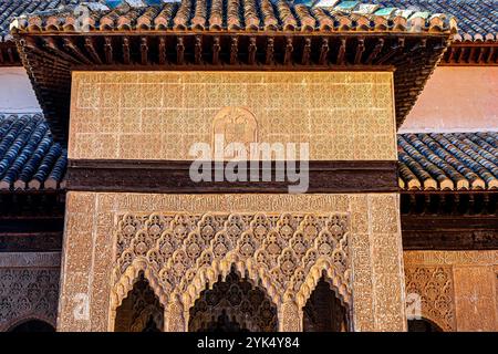 Alhambra-Palast, Granada, Spanien - 10. August 2024: Mauer und Bögen im islamischen Stil in einer kleinen Hofveranda. Stockfoto