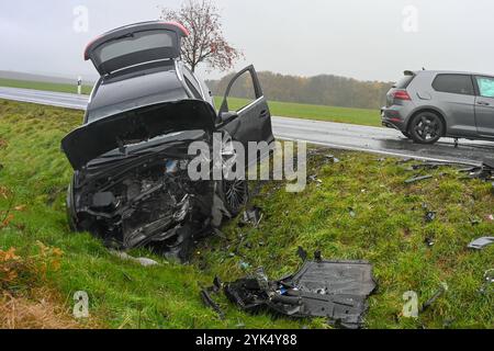 Geringswalde - Frontalunfall Autos stoßen auf B175 zusammen - zwei Verletzte 14.11.2024 gegen 13,15 Uhr B175, zwischen B176 und Geringswalde zu einem schweren Unfall kam es am Donnerstagmittag auf der B175 zwischen Hartha und Geringswalde. Nach ersten Angaben der Polizei kam es gegen 13,15 Uhr zwischen der B176 bei Hartha und Altgeringswalde zu einem Frontalzusammenstoß zwischen einem VW und einem Audi. Dabei war der Audi nach dem Zusammenprall in den Straßengraben geschleudert. Beide Autofahrer eine Frau, ein Mann wurden bei dem Zusammenstoß schwer verletzt und kamen in einem Krankenhaus. Ala Stockfoto