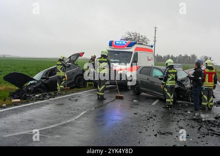 Geringswalde - Frontalunfall Autos stoßen auf B175 zusammen - zwei Verletzte 14.11.2024 gegen 13,15 Uhr B175, zwischen B176 und Geringswalde zu einem schweren Unfall kam es am Donnerstagmittag auf der B175 zwischen Hartha und Geringswalde. Nach ersten Angaben der Polizei kam es gegen 13,15 Uhr zwischen der B176 bei Hartha und Altgeringswalde zu einem Frontalzusammenstoß zwischen einem VW und einem Audi. Dabei war der Audi nach dem Zusammenprall in den Straßengraben geschleudert. Beide Autofahrer eine Frau, ein Mann wurden bei dem Zusammenstoß schwer verletzt und kamen in einem Krankenhaus. Ala Stockfoto