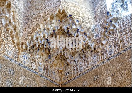 Alhambra Palace, Granada, Spanien - 10. August 2024: Gemustertes Ornament in einer Raumecke zwischen zwei Wänden. Stockfoto