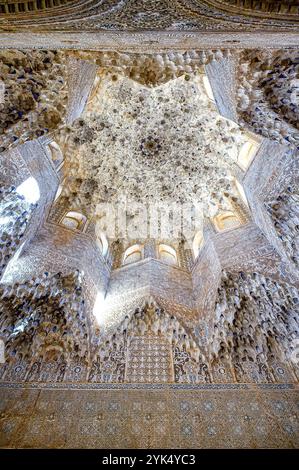 Alhambra-Palast, Granada, Spanien - 10. August 2024: Flacher Blick auf eine sternförmige Kuppel und ihre Decke, mit islamischen Dekorationen im Inneren Stockfoto