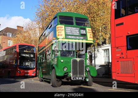 November 2024 in London, Großbritannien. Oldtimer-Bus-Tag, rund um Camden Town, organisiert von NLTE, pensionierte TFL Bus- und U-Bahn-Mitarbeiter sammeln Geld für wohltätige Zwecke, diesmal für BBC-Kinder in Not. Fahrten waren kostenlos und Programme und Fahrpläne kosteten 3 Pfund. Kredit : Monica Wells/Alamy Live News. Stockfoto