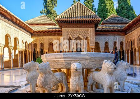 Alhambra Palast, Granada, Spanien - 10. August 2024: Alter Brunnen mit Skulpturen von Löwen im Innenhof des mittelalterlichen Palastes. Stockfoto