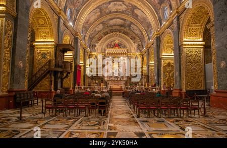 VALETTA, MALTA - 14. APRIL 2024: Innere der St. John's Cathedral, Valetta. Die St. John's Co-Cathedral ist dem Heiligen Johannes dem Täufer gewidmet. Stockfoto