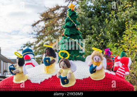 17. November 2024. Heacham, Norfolk. Im Norfolk-Dorf Heacham kam es zu einer Garnbombe mit weihnachtlichen Motiven auf einen Säulenkasten. Stockfoto