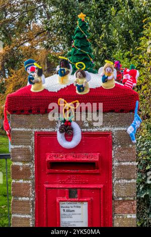 17. November 2024. Heacham, Norfolk. Im Norfolk-Dorf Heacham kam es zu einer Garnbombe mit weihnachtlichen Motiven auf einen Säulenkasten. Stockfoto