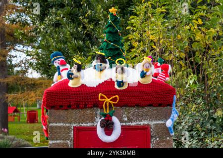 17. November 2024. Heacham, Norfolk. Im Norfolk-Dorf Heacham kam es zu einer Garnbombe mit weihnachtlichen Motiven auf einen Säulenkasten. Stockfoto