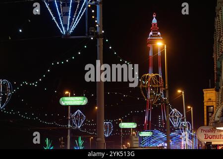 Der Blackpool Tower ist durch die Beleuchtung der Promenade in Blackpool, Lancashire, zu sehen Stockfoto