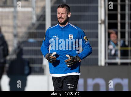 Marco Hiller (Torwart, TSV 1860 München, #1) beim Aufwaermen. GER, TSV 1860 München gegen SpVgg Unterhaching, Fussball, Bayerischer Totopokal, Viertelfinale, Saison 2024/2025, 16.11.2024. Foto: Eibner-Pressefoto/Heike Feiner Stockfoto