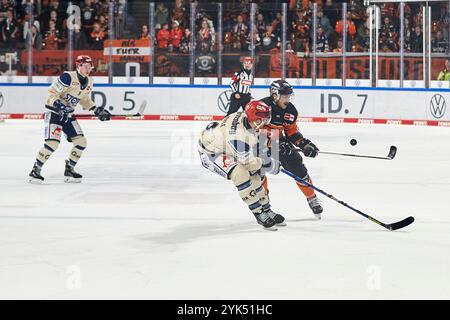 Daryl Boyle (Schwenninger Wild Wings #6) Grizzlys Wolfsburg - vs. Schwenninger Wild Wings, Eishockey, PENNY DEL, Saison 2024/2025, 17.11.2024 Foto: Eibner-Pressefoto/Jan-Frederic Helbig Stockfoto