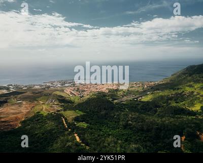 Wunderschöne Marina da Quinta Grande auf Madeira, Portugal. Kleines Dorf, Hafen bei Ponta de Sao Lourenco. Hochwertige Fotos Stockfoto