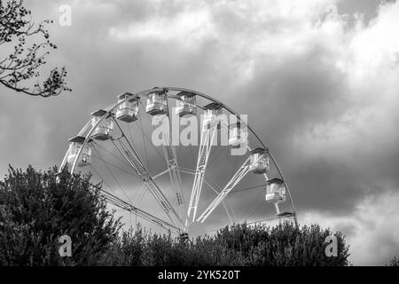 Siena, Italien - 7. April 2022: Riesenrad gegen den bewölkten Himmel in Siena, Toskana, Italien. Stockfoto