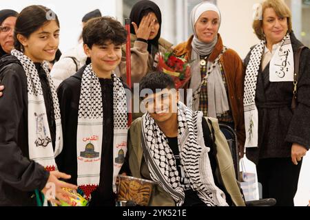 Diaa al-Haqq, 15 Jahre alt, ein schwer verwundeter palästinensischer Junge, kam am 16. November 2024 mit seiner Schwester Ayah in Portland, Oregon, nach einer viertägigen Wanderung von Gaza an, um medizinische Versorgung und prothetische Unterstützung zu erhalten, nachdem ihn ein israelischer Explosionsschlag beide Arme gekostet hatte. Er wird bei einer lokalen Familie bleiben, während er im Shriner's Hospital versorgt wird. Hier posiert er für Fotos mit neuen Freunden. (Foto: John Rudoff/SIPA USA) Stockfoto