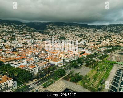 Aus der Vogelperspektive auf die Hauptstadt der Insel Madeira Funchal, Portugal Stockfoto