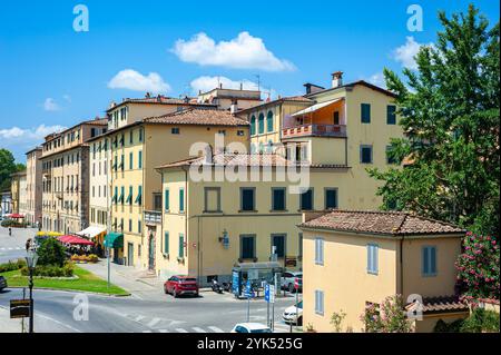 Blick auf die Straße in der Altstadt von Lucca in der Toskana, Italien mit typisch italienischen Gebäuden. Stockfoto