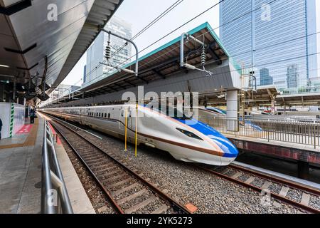 Japanische E7-Serie Shinkansen, Hochgeschwindigkeitszug, am Bahnsteig im Bahnhof Tokio. Vorderseite des Zuges mit Führerhaus und Wagen. Nummeriert F35. Stockfoto