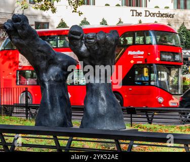 London, Großbritannien. November 2024. Das sonnige Herbstwetter und das Dorchester Hotel bieten eine Kulisse für David Breuer-weil's Visitor V, eine öffentliche monumentale Skulptur, die kürzlich im zentralen Reservat an der Park Lane, London W1, installiert wurde. Guy Bell/Alamy Live News Stockfoto