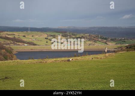 Ein erhöhter Blick auf das Scammonden Reservoir in West Yorkshire mit einer Kapazität von 7,8 Milliarden Litern Wasser und der parallel dazu verlaufenden Autobahn M62 Stockfoto