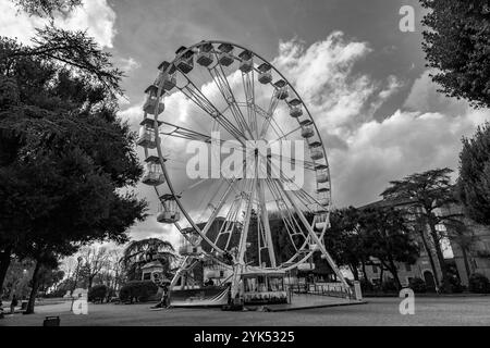 Siena, Italien - 7. April 2022: Riesenrad gegen den bewölkten Himmel in Siena, Toskana, Italien. Stockfoto