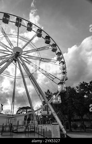 Siena, Italien - 7. April 2022: Riesenrad gegen den bewölkten Himmel in Siena, Toskana, Italien. Stockfoto