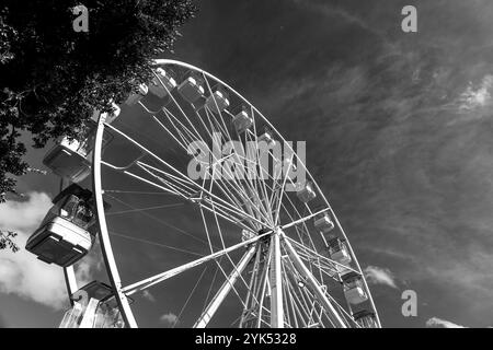 Siena, Italien - 7. April 2022: Riesenrad gegen den bewölkten Himmel in Siena, Toskana, Italien. Stockfoto