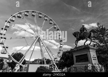 Siena, Italien - 7. April 2022: Riesenrad gegen den bewölkten Himmel in Siena, Toskana, Italien. Stockfoto