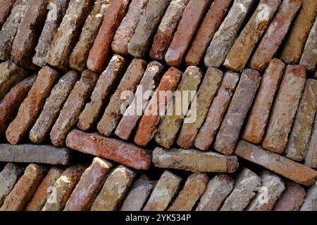 Antike Ziegelsteine, die zur Wiederverwendung in Tiflis, Georgien, gerettet wurden. Die Tonziegel sind ungewöhnlich, weil sie quadratisch und relativ dünn sind. Stockfoto