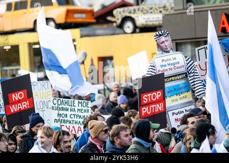 Berlin, Deutschland. November 2024. Zahlreiche Teilnehmer nahmen an der Demonstration gegen Putin und den Krieg unter dem Motto „Nein zu Putin! Nein zum Krieg! Freiheit für politische Gefangene!" In Berlin-Mitte mit einer Putin-Puppe und der Inschrift „Putin in den haag. Putin vor Gericht." Quelle: Fabian Sommer/dpa/Alamy Live News Stockfoto