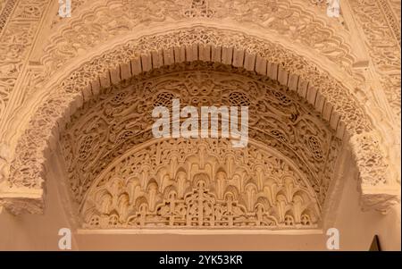 Stuckdekoration des Mihrabs der Moschee, Turba al-Takritiyya Komplex, Salahiya, Damaskus, Syrien Stockfoto