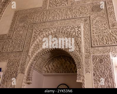 Stuckdekoration des Mihrabs der Moschee, Turba al-Takritiyya Komplex, Salahiya, Damaskus, Syrien Stockfoto