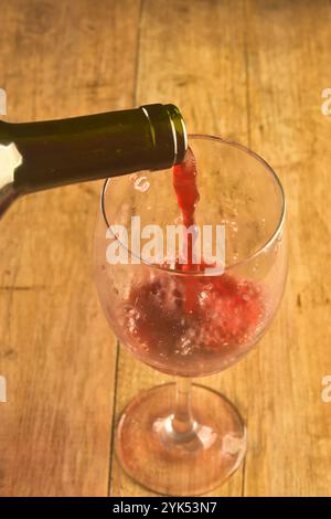 Glas Wein abgefüllt Stockfoto