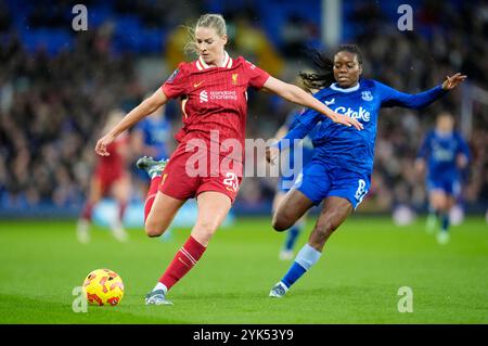 Liverpool's Gemma Bonner (links) und Everton's Toni Payne (rechts) kämpfen um den Ball während des Spiels der Barclays Women's Super League im Goodison Park, Liverpool. Bilddatum: Sonntag, 17. November 2024. Stockfoto