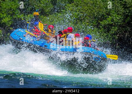 Das Bild von River Rafting im Kali River wurde in Dandeli, Karnataka, Indien, aufgenommen. Stockfoto