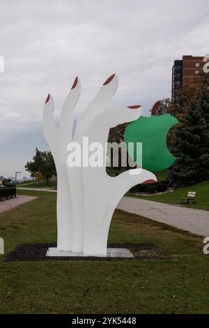 Eves Apfelskulptur im Windsor Sculpture Garden Park in Windsor, Ontario, Kanada Stockfoto