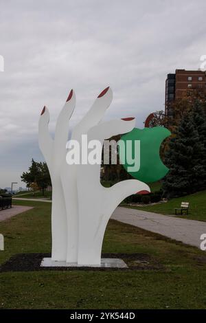 Eves Apfelskulptur im Windsor Sculpture Garden Park in Windsor, Ontario, Kanada Stockfoto