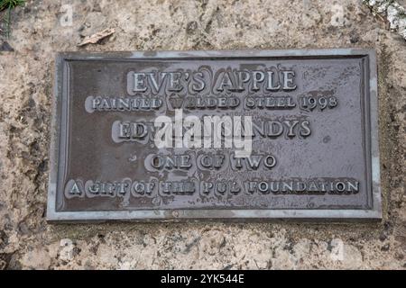 Schild für Eves Apfelskulptur im Windsor Sculpture Garden Park in Windsor, Ontario, Kanada Stockfoto