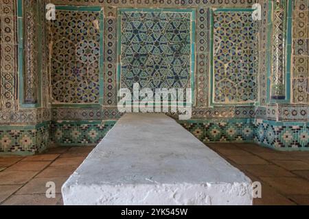 Details der Wand mit orientalischen Mustern. Mausoleum Alim Nasafi, historischer Komplex Shah-i-Zinda, Samarkand, Usbekista Stockfoto