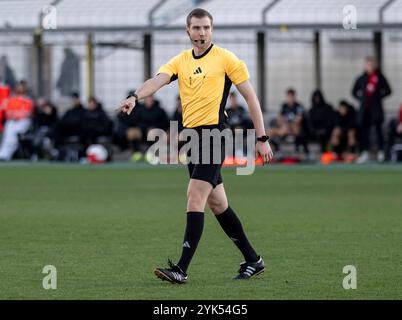 München, Deutschland. November 2024. Simon Schreiner (Schiedsrichter). GER, TSV 1860 München gegen SpVgg Unterhaching, Fussball, Bayerischer Totopokal, Viertelfinale, Saison 2024/2025, 16.11.2024. Foto: Eibner-Pressefoto/Heike feiner Credit: dpa/Alamy Live News Stockfoto