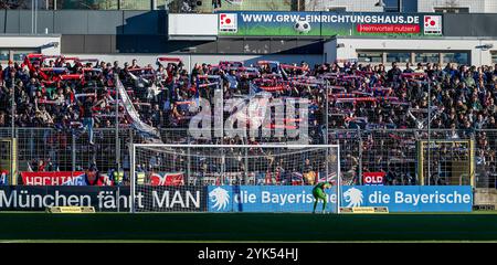 München, Deutschland. November 2024. Schalparade bei den Hachinger Fans. GER, TSV 1860 München gegen SpVgg Unterhaching, Fussball, Bayerischer Totopokal, Viertelfinale, Saison 2024/2025, 16.11.2024. Foto: Eibner-Pressefoto/Heike feiner Credit: dpa/Alamy Live News Stockfoto