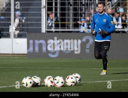 Marco Hiller (Torwart, TSV 1860 München, #1) beim Aufwaermen mit Baellen auf dem Rasen im Vordergrund. GER, TSV 1860 München gegen SpVgg Unterhaching, Fussball, Bayerischer Totopokal, Viertelfinale, Saison 2024/2025, 16.11.2024. Foto: Eibner-Pressefoto/Heike Feiner Stockfoto