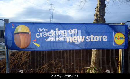 Beschilderung für den neuen Lidl-Laden im Bau: „Knackt mit deinem neuen Laden“. Stockfoto